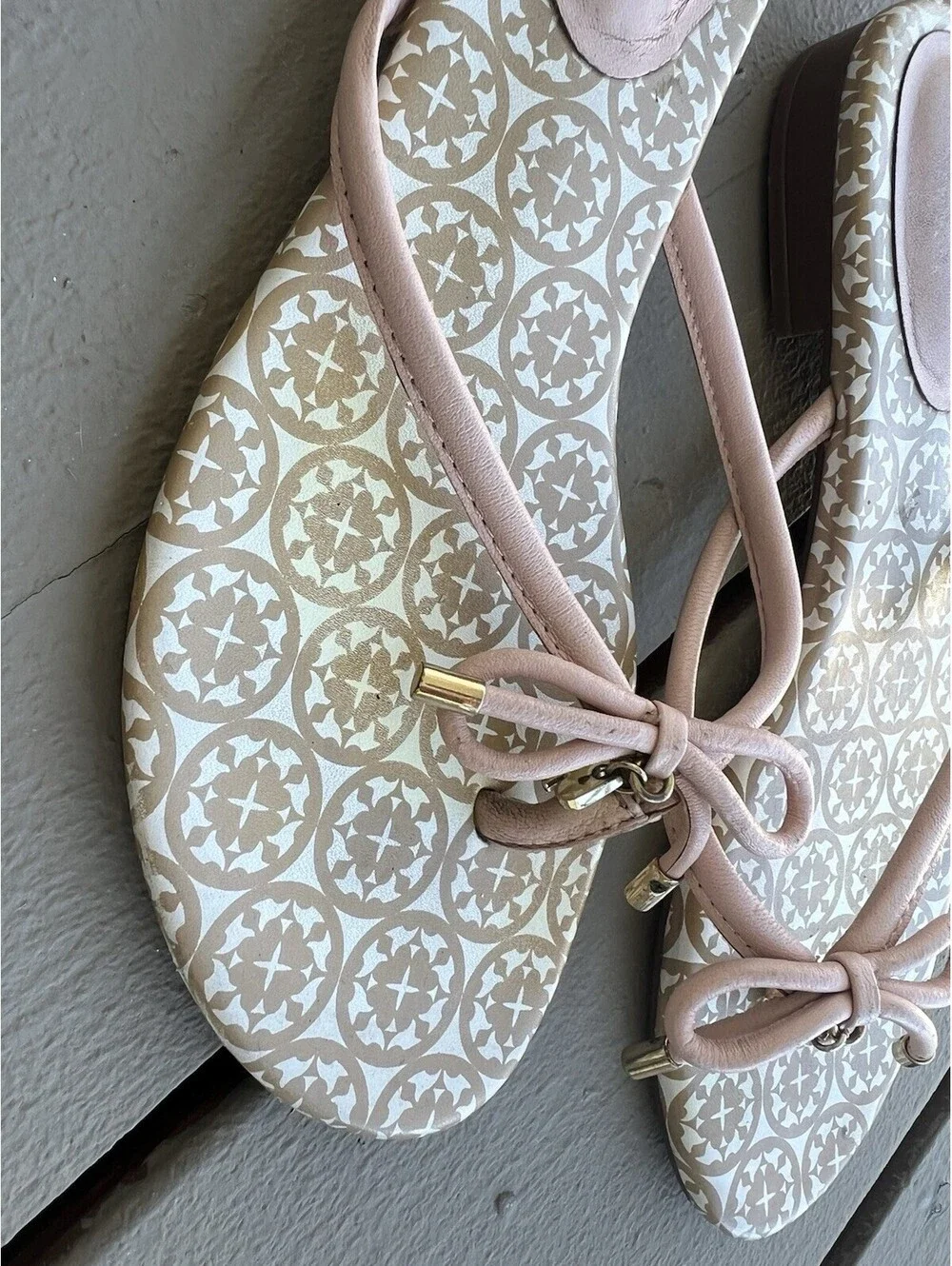 Kate Spade Sandals Women’s 6M Mistic Bow Flat Thong Sandals Beige Golden Charm.